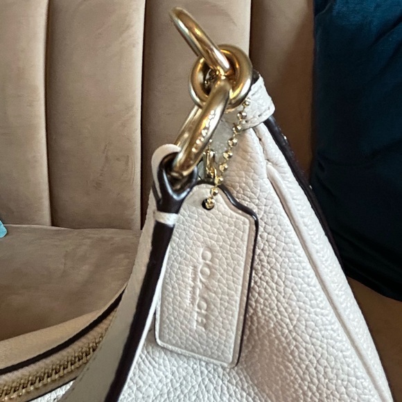 COACH East/West Harley Hobo Chalk Pebbled Leather. F38250. - Picture 6 of 12